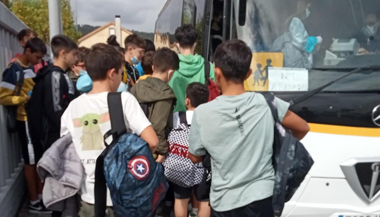 El alumnado de los IES Nº1 y Leliadoura será uno de los beneficiarios por las mejoras que está previsto introducir en el proyecto de explotación del nuevo contrato de transporte público por carretera para la comarca