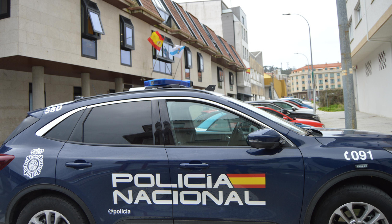 Una patrulla de la Policía Nacional puso ayer a disposición judicial al joven detenido pòr un robo con fuerza en una casa en Carreira