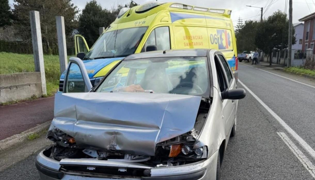 Un coche de la marca Fiat sufrió diversos daños en su parte frontal como consecuencia de la colisión por alcance con un camión de recogida de basura en Olveira