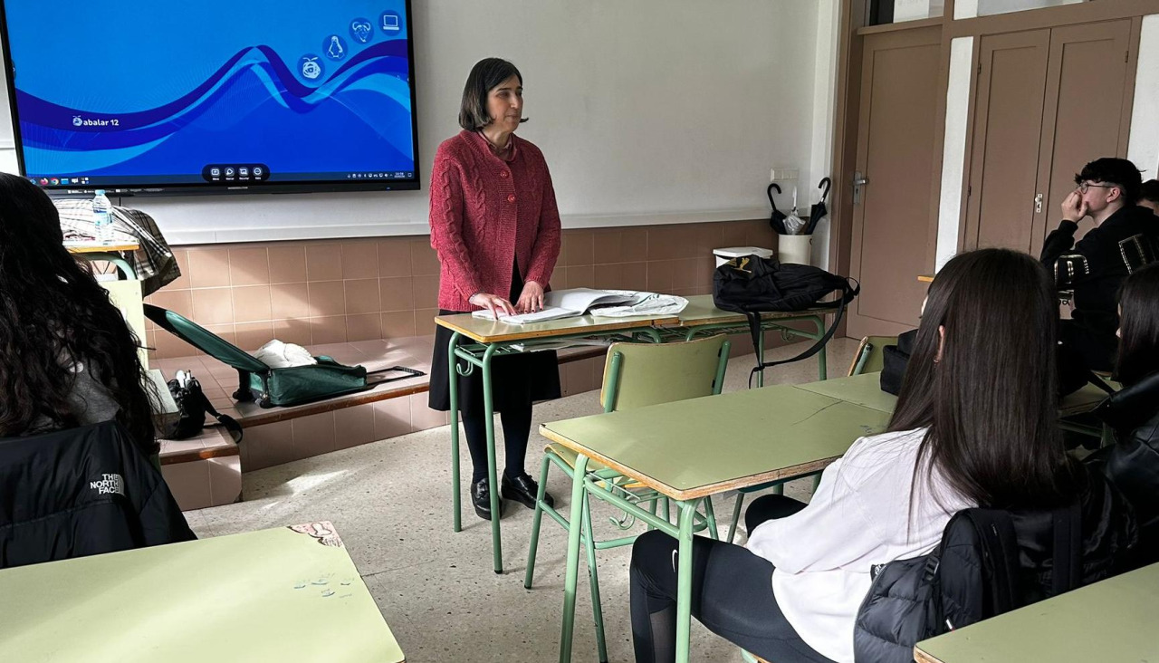 Una representante de la Fundación ONCE consiguió que el alumnado de 3º de ESO del IES de Rianxo participase en un taller interactivo y se pusiera en la piel de alguien con diversidad visual