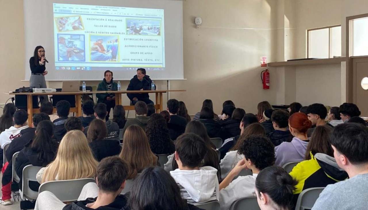 El responsable del centro de Dodro de la asociación Andaina Pro Saúde Mental y dos usuarios compartieron su experiencia con alumnado de 1º de BAC