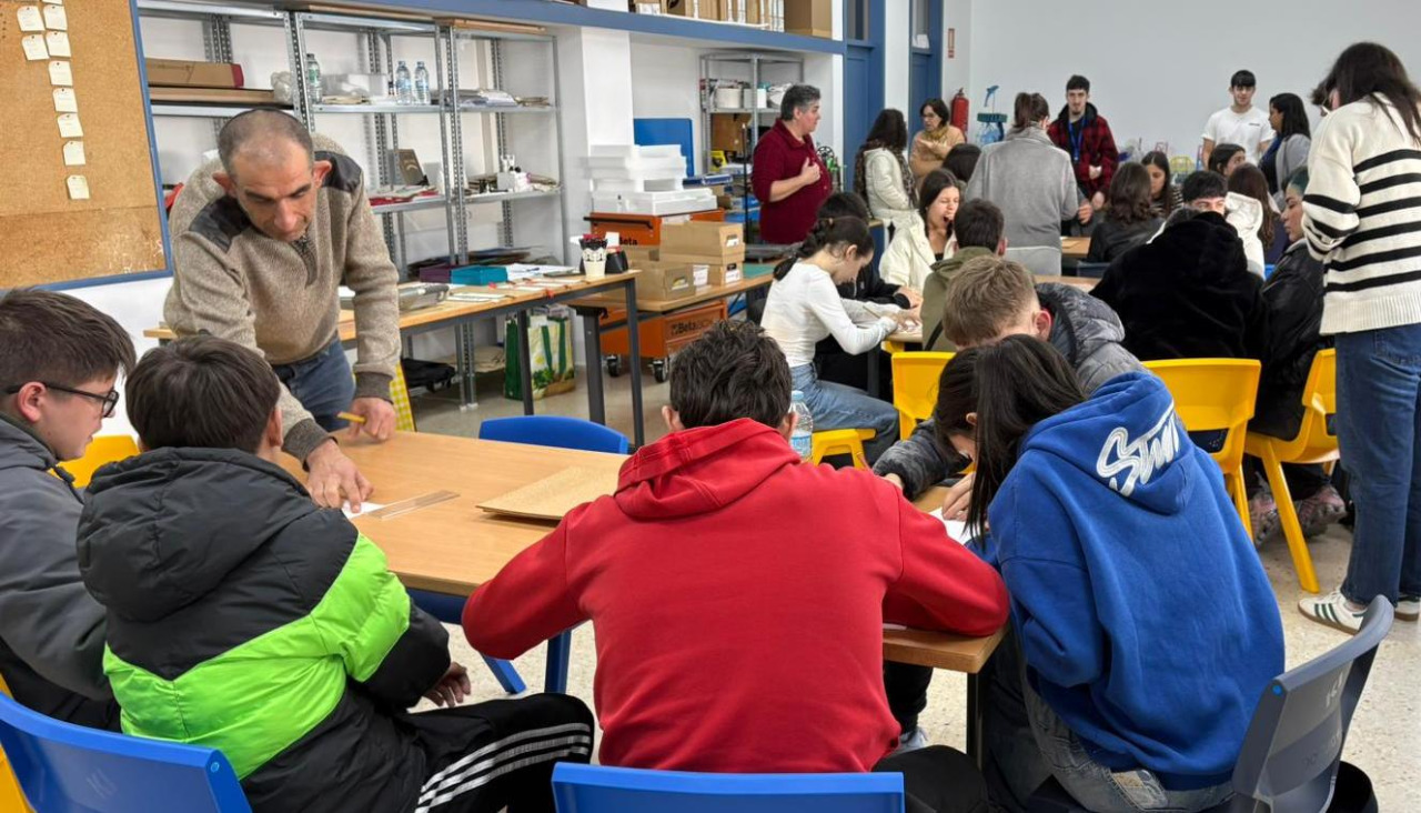 Un grupo de alumnos de Programas de Diversificación Curricular y de Ciclo Medio compartieron dos sesiones con personas del colectivo Amipa y crearon unos marcapáginas