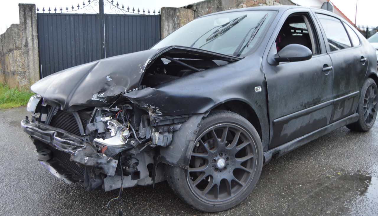 Un Seat León fue uno de los dos coches implicados en el siniestro registrado en la Avenida da Paz, en la parroquia ribeirense de Palmeira