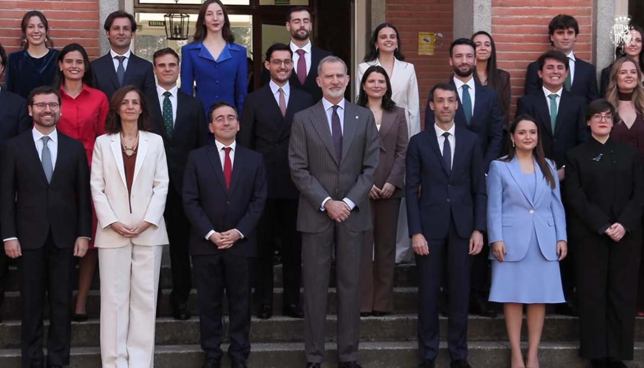 La vecina de O Grove detrás de Su Majestad vestida de blanco