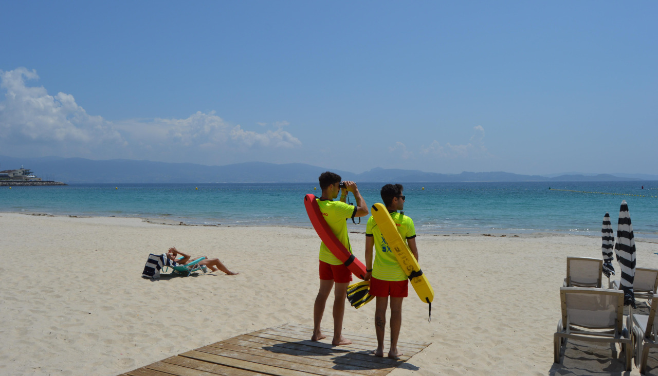 Socorristas en la playa de Silgar