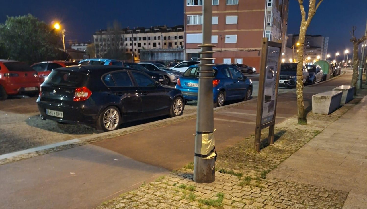Los populares critican la cobertura de las cajas inferiores de luminarias con bolsas de plástico