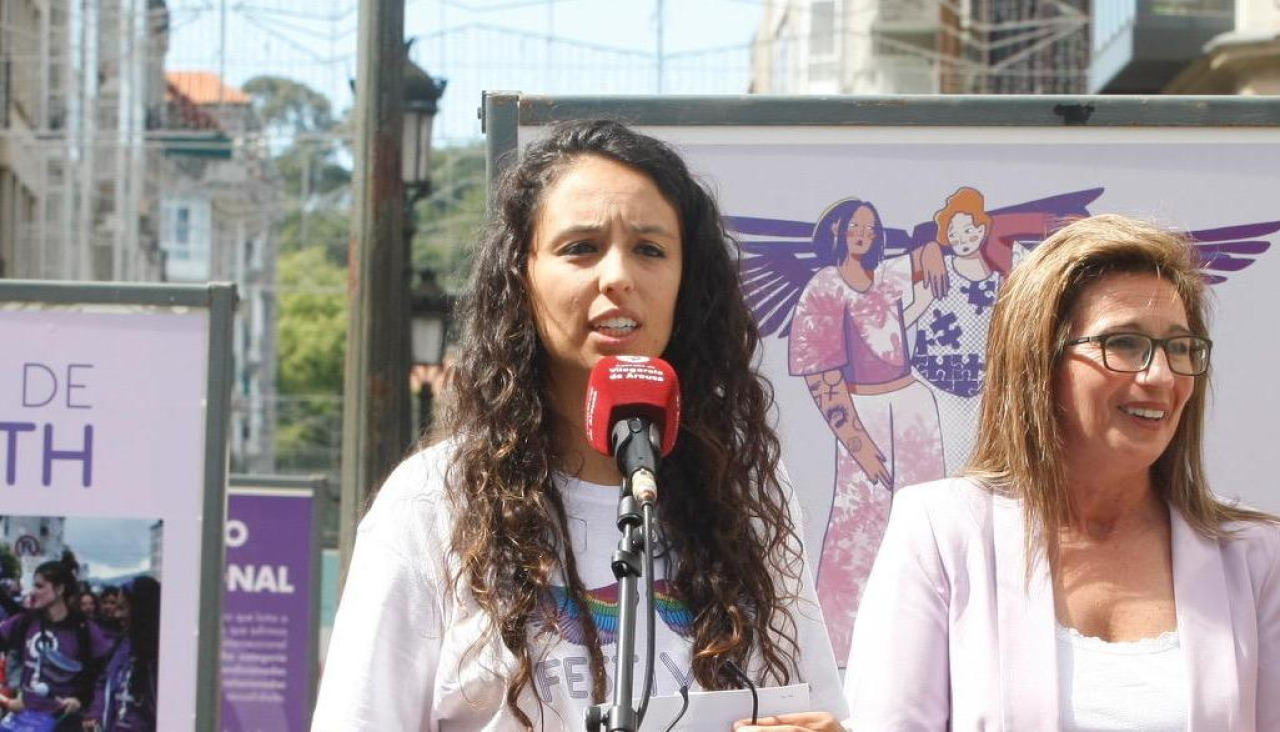 Daisy Alcalde presentando el Festivala en Vilagarcía, un festival dedicado al feminismo