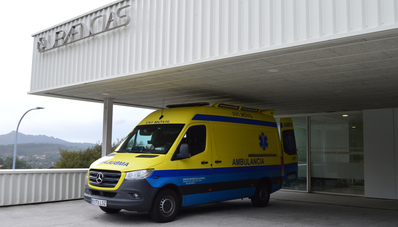 Una ambulancia UVI Móvil realizó el traslado de R.R.L. desde el complejo asistencial ubicado en el lugar de Salmón hasta el Hospital Provincial de Conxo