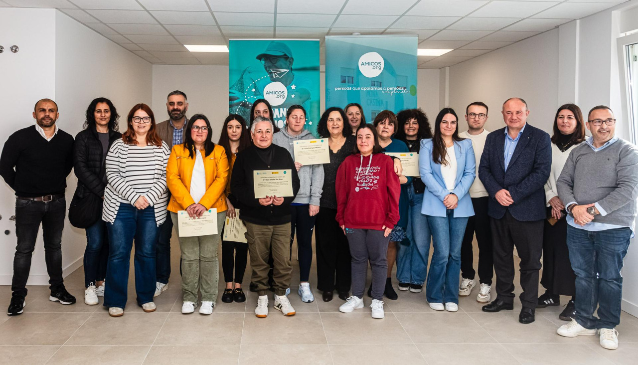 El centro integral de Amicos acogió el acto de clausura y entrega de diplomas de su curso de atención sociosanitaria a personas dependientes en instituciones sociales