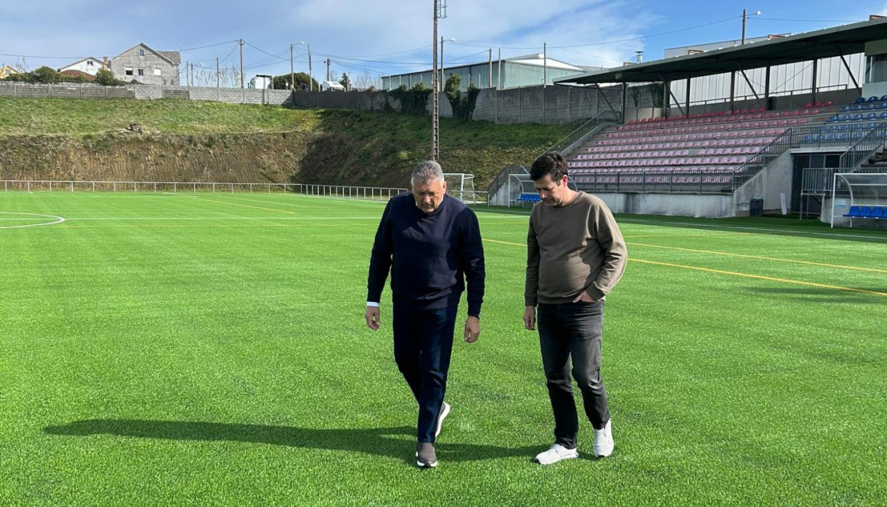 El alcalde, Telmo Martín, y el concejal, Marcos Guisasola, visitando el terreno de juego