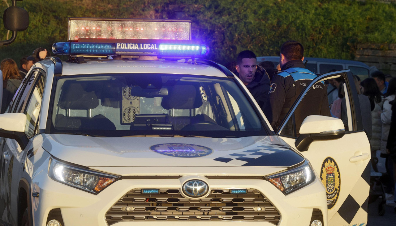 El alcalde, Luis Arosa, dialoga con un agente del Cuerpo |