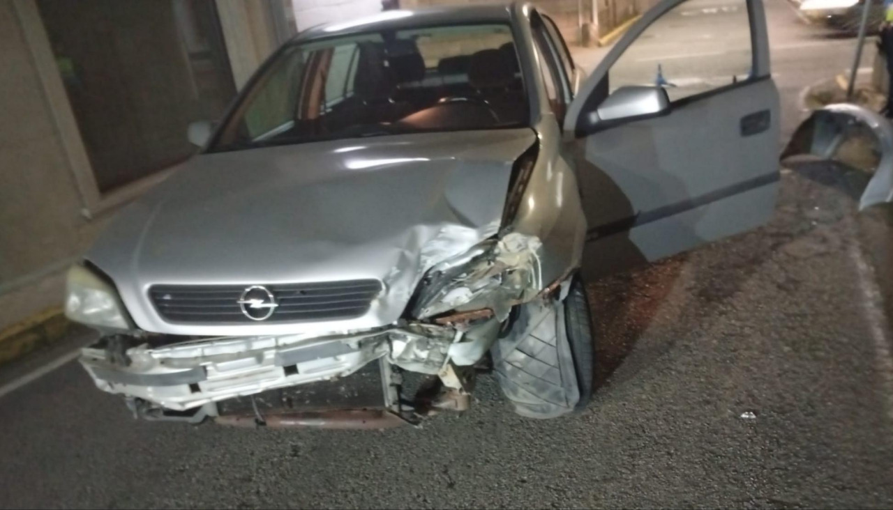 Un Opel Astra, que tuvo que ser retirado por el servicio de grúa, fue uno de los dos coches que se vieron implicados en el accidente de tráfico en el centro de la villa pobrense