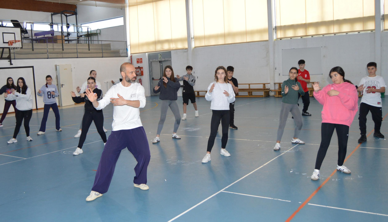 El gimnasio del instituto ribeirense acogió ayer dos clases de tai-chi, que tendrán continuidad los días 12, 13 y 27 de este mes