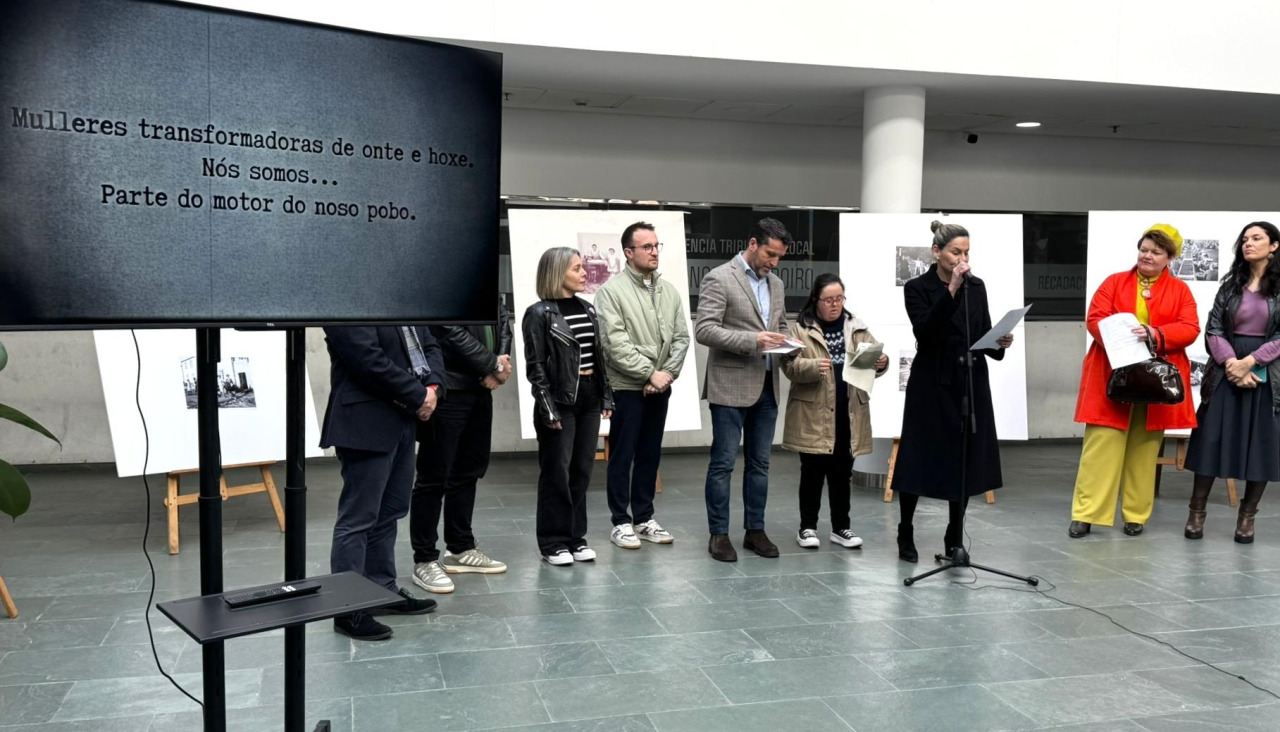 El acto institucional en Boiro para conmemorar el 8-M se desarrolló en el vestíbulo del consistorio