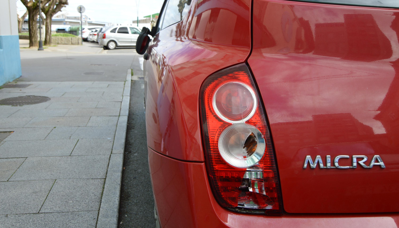 Los daños en el Nissan Micra también afectados a la luz trasera izquierda