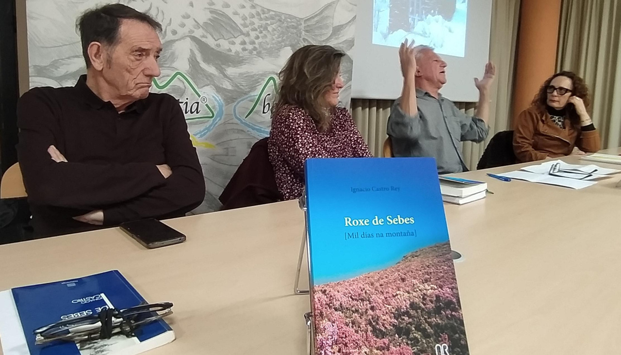 Gonzalo Trasbach, María Xesús Blanco y María Outeiral acompañaron al escritor Ignacio Castro Rey en la presentación de su libro 'Roxe de Sebe' en el centro social de Boiro