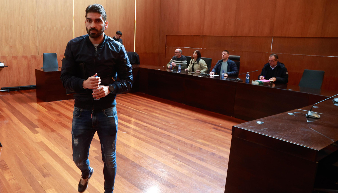 Cañón, en imagen de archivo, abandona una sesión plenaria, ante la mirada del alcalde, Luis Arosa