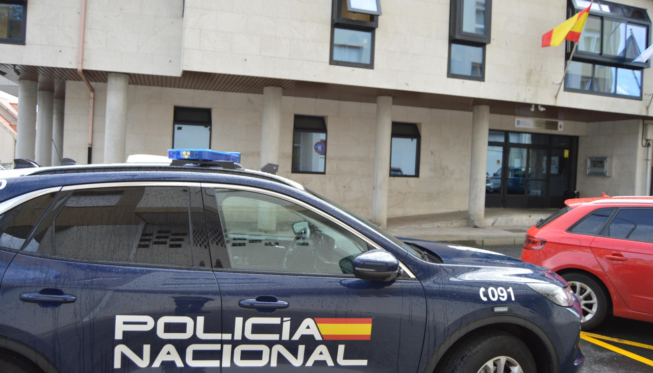 El detenido fue trasladado en un coche patrulla del CNP desde los calabozos de la comisaría hasta la sede judicial