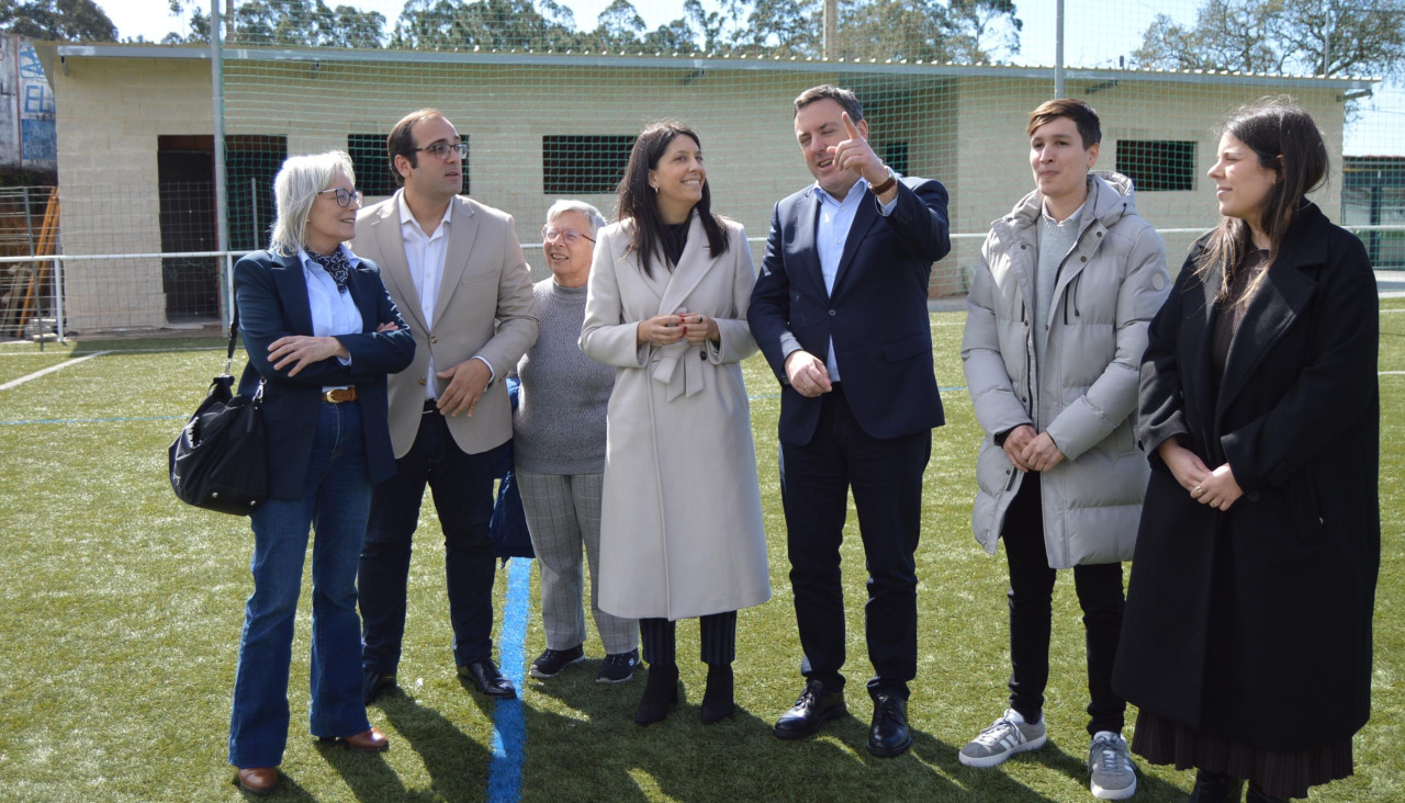 Valentín González Formoso, junto a la diputada Cristina García y la alcaldesa María Sampedro,, junto a otros integrantes de la corporación municipal, visitó el campo de fútbol d'A Trinidade' de Oleiros, donde se están construyendo nuevos vestuarios