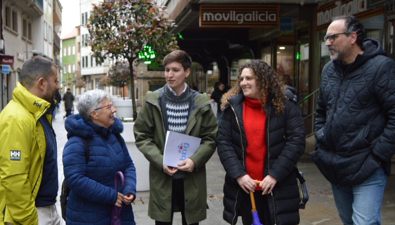 Luis Pérez, acompañado de compañeros de su grupo municipal y otros de la agrupación frentista ribeirense, compareció para reaccionar ante la oleada de robos en Ribeira