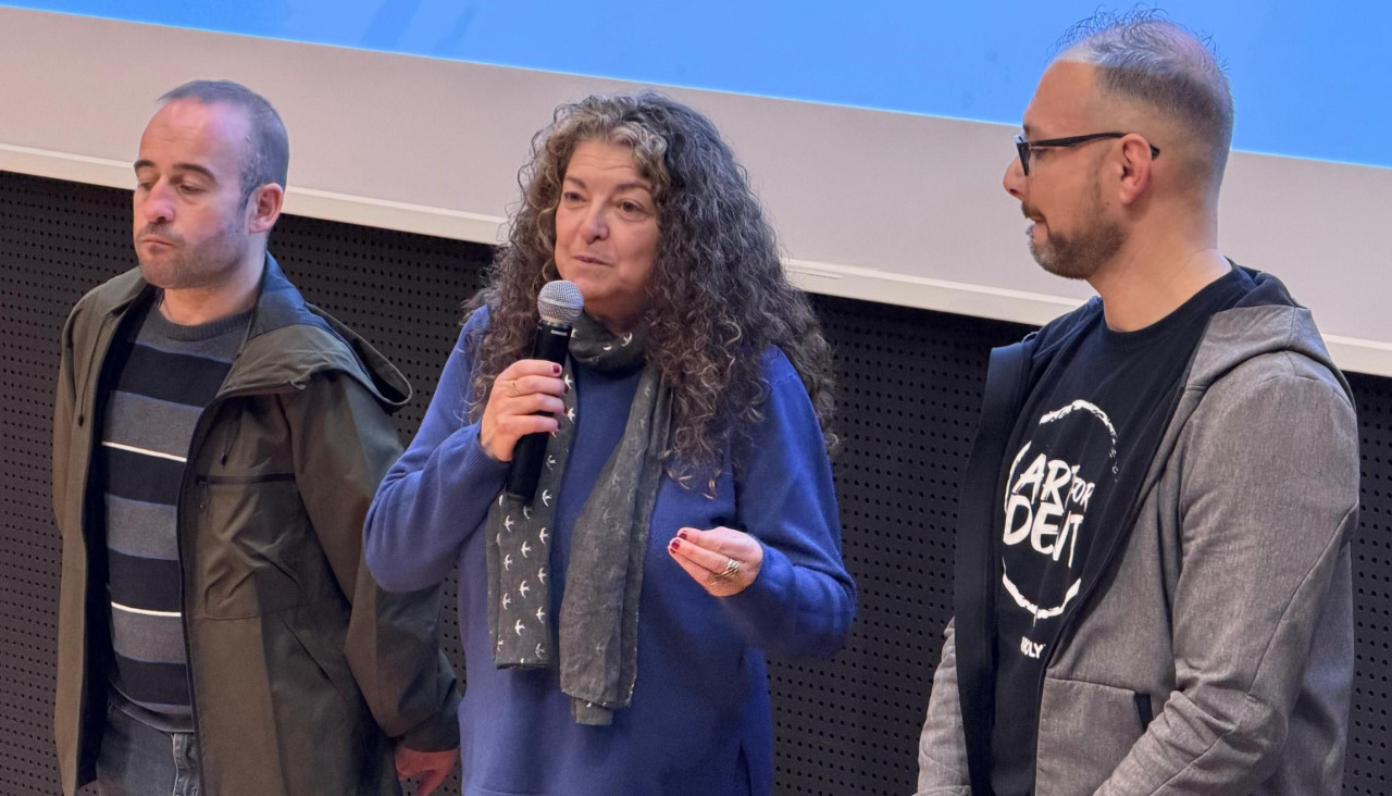 Álex Vidal, Juana Brión y Fernando Yáñez introdujeron la jornada divulgativa en la que participaron dos investigadores del 'Nefrochus'