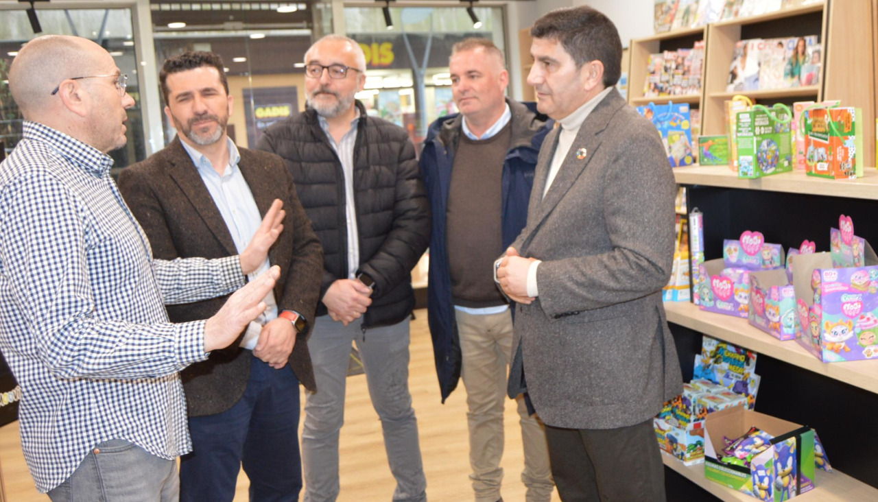 El delegado del Gobierno en Galicia visitó la librería 'El Cisne' para hacer algunos de los anuncios sobre financiación estatal de libros de texto y material escolar