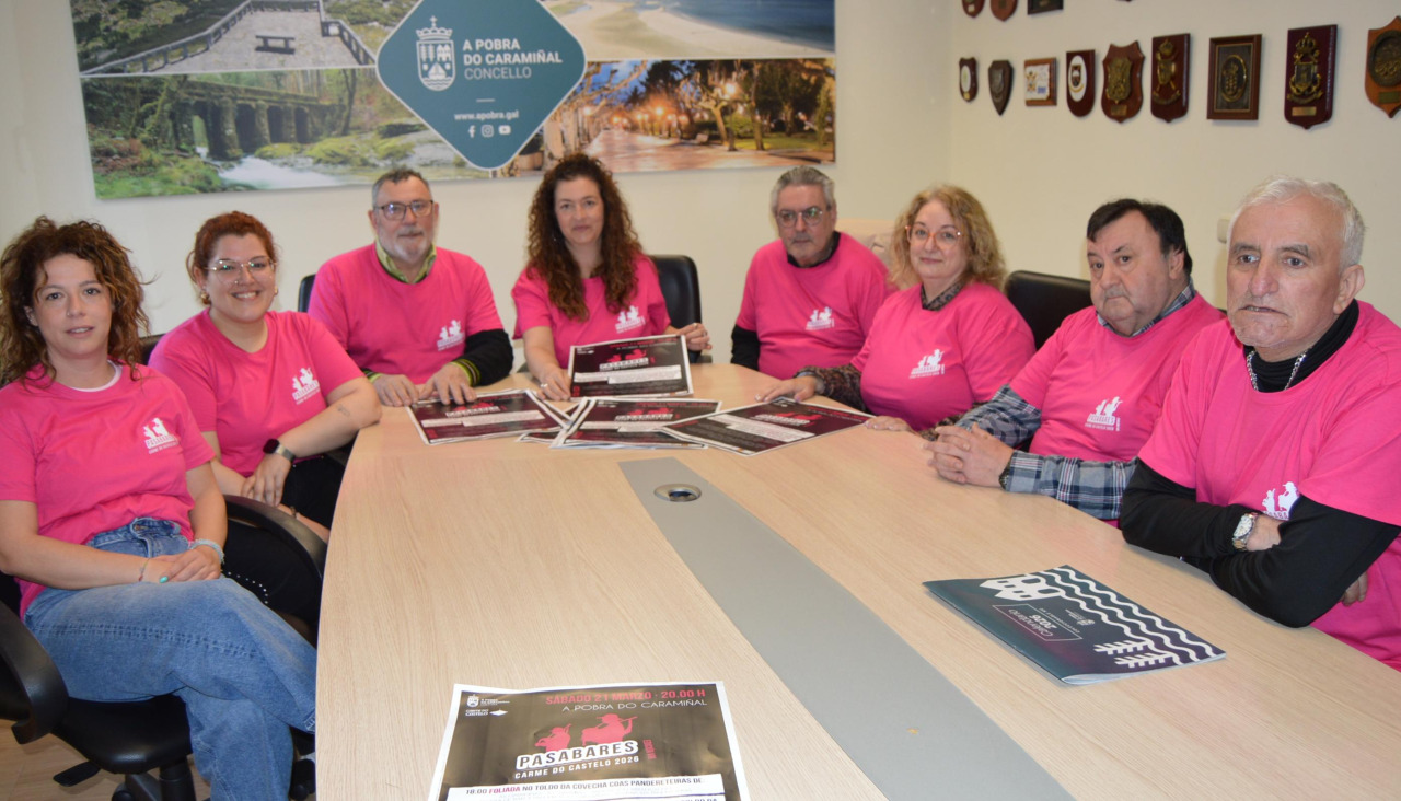 José María Abuín, junto a otros componentes de la directiva de la comisión de fiestas del Carme do Castelo, y la concejala de Cultura, Patricia, Lojo, presentaron el cartel del evento