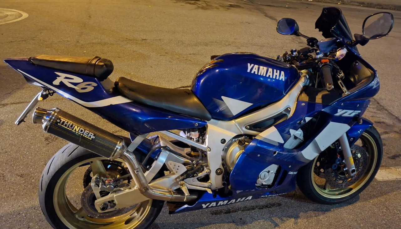 El joven se cayó de su moto