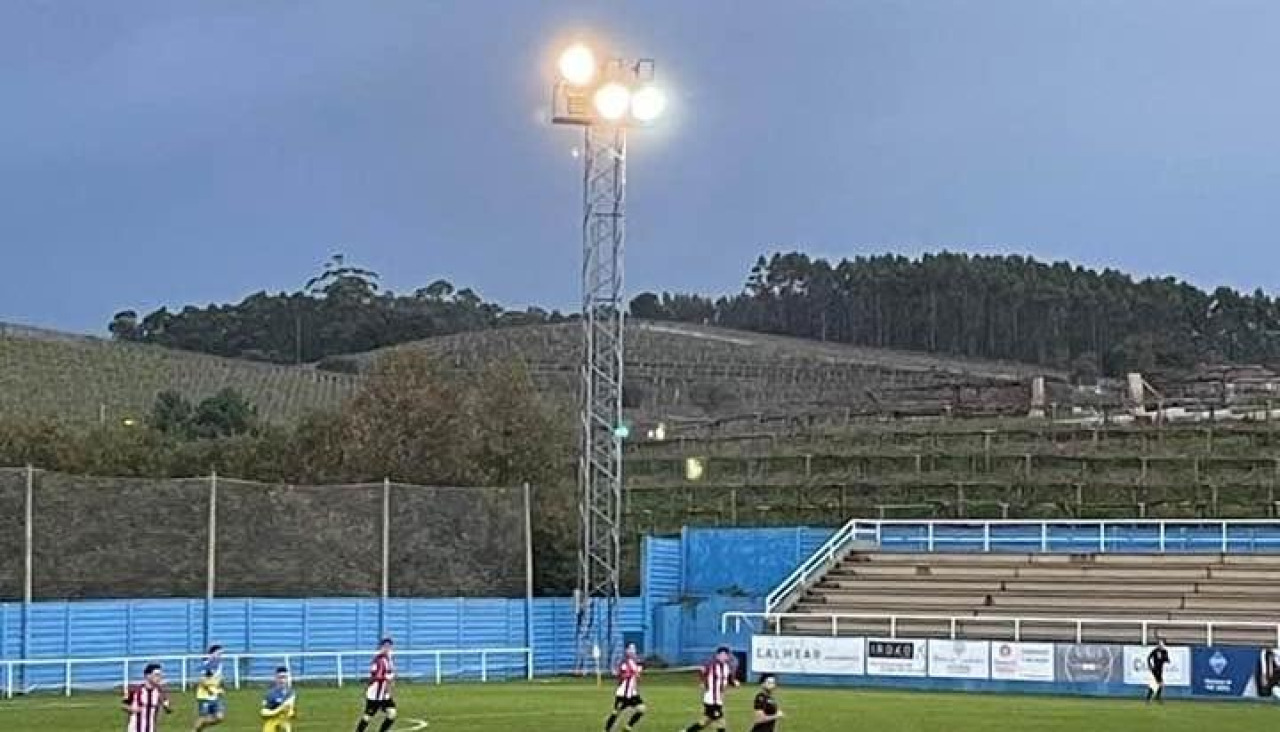 La iluminación en el campo de fútbol ha despertado varias quejas