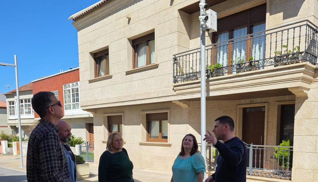 El regidor, con la comitiva, ante uno de los dispositivos