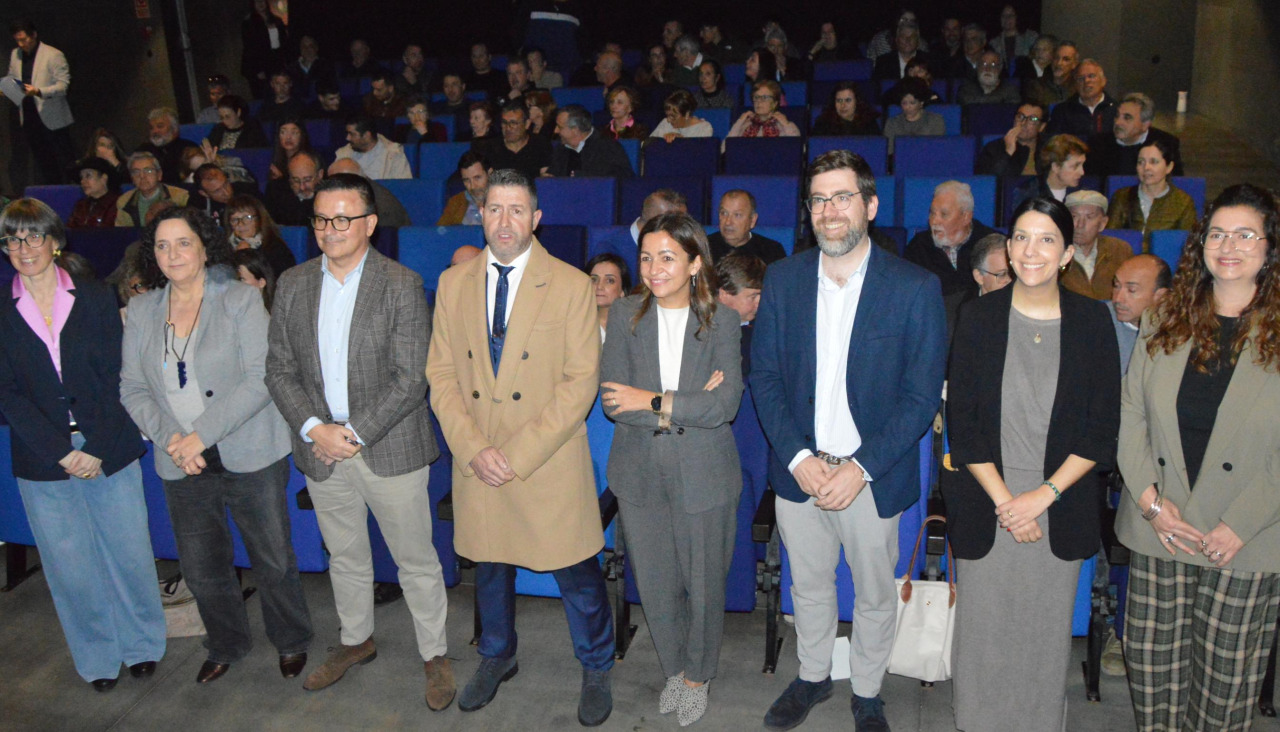 En encuentro con la participación de los conselleiros de Emprego y de Mar, entre otras autoridades, se desarrolló en el Teatro Vine Elma, de A Pobra