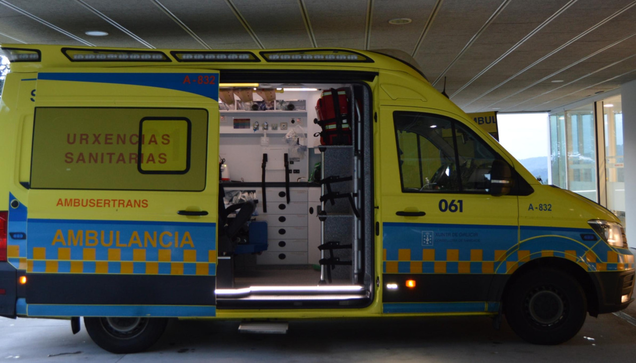 Una ambulancia del 061 trasladó al herido en el atropello hasta el servicio de Urxencias dle Hospital do Barbanza