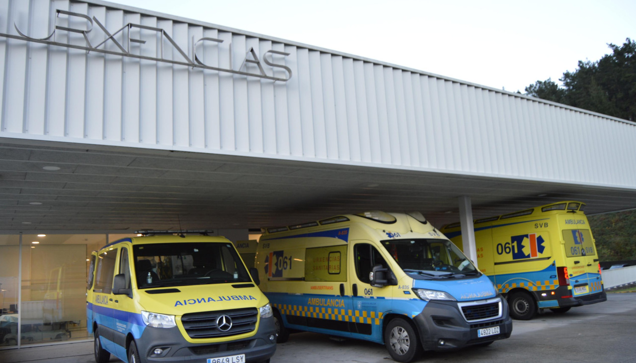 Una ambulancia asistencial del 061 trasladó a la joven automovilista herida al servicio de Urxencias del Hospital do Barbanza