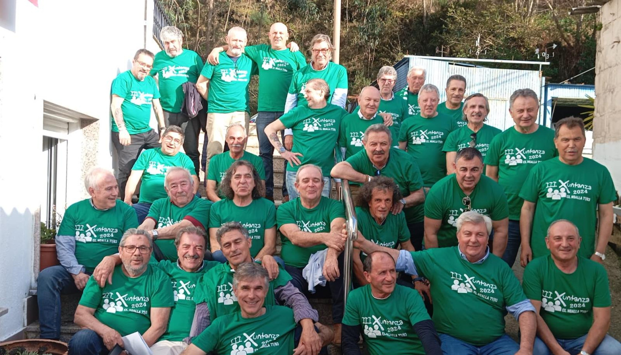 Ex jugadores del S.D. Noalla en la comida conmemorativa