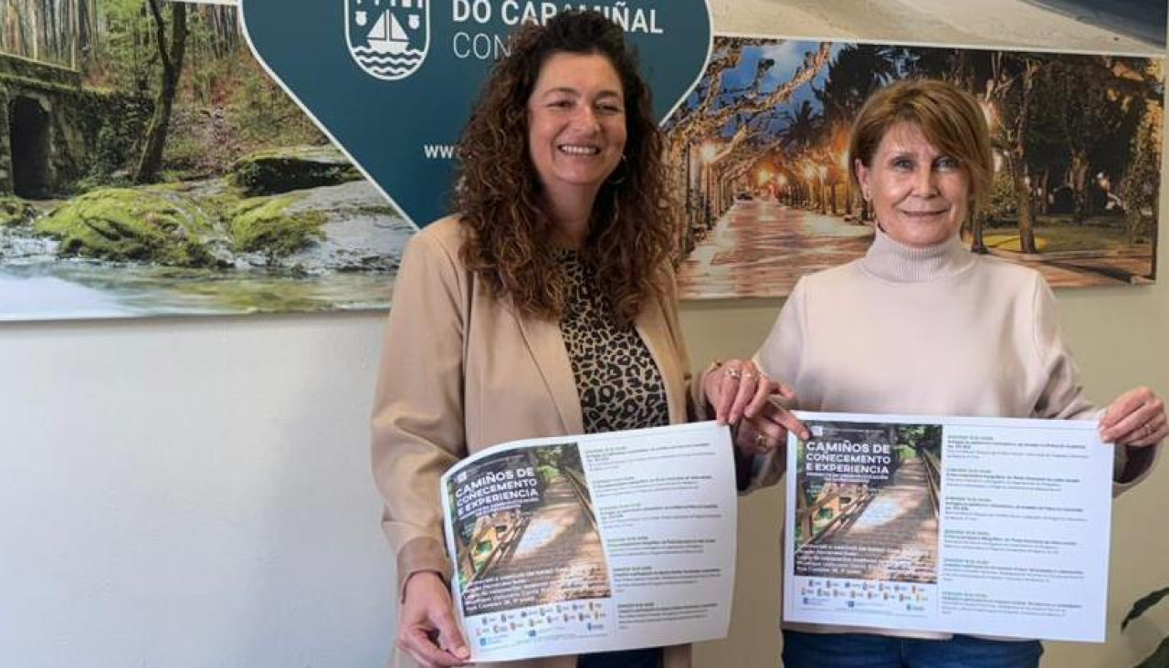 La concejala y la técnica municipal de Cultura pobrense, Patricia Lojo y Fita Sanisidro, respectivamente, exhibieron carteles de las jornadas formativas universitarias