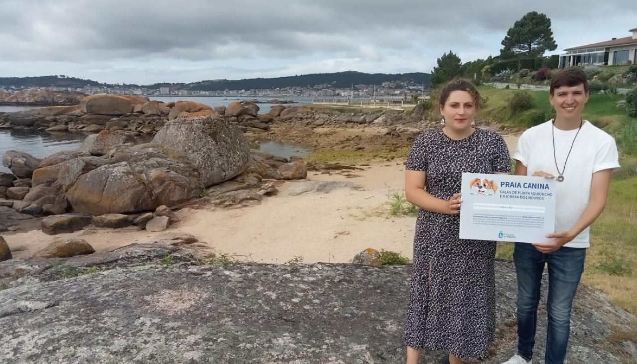 Antía Alberte y Luis Pérez comparecieron en agosto de 2024 en la playa de Insuela par dar a conocer la habilitación de cinco arenales para mascotas