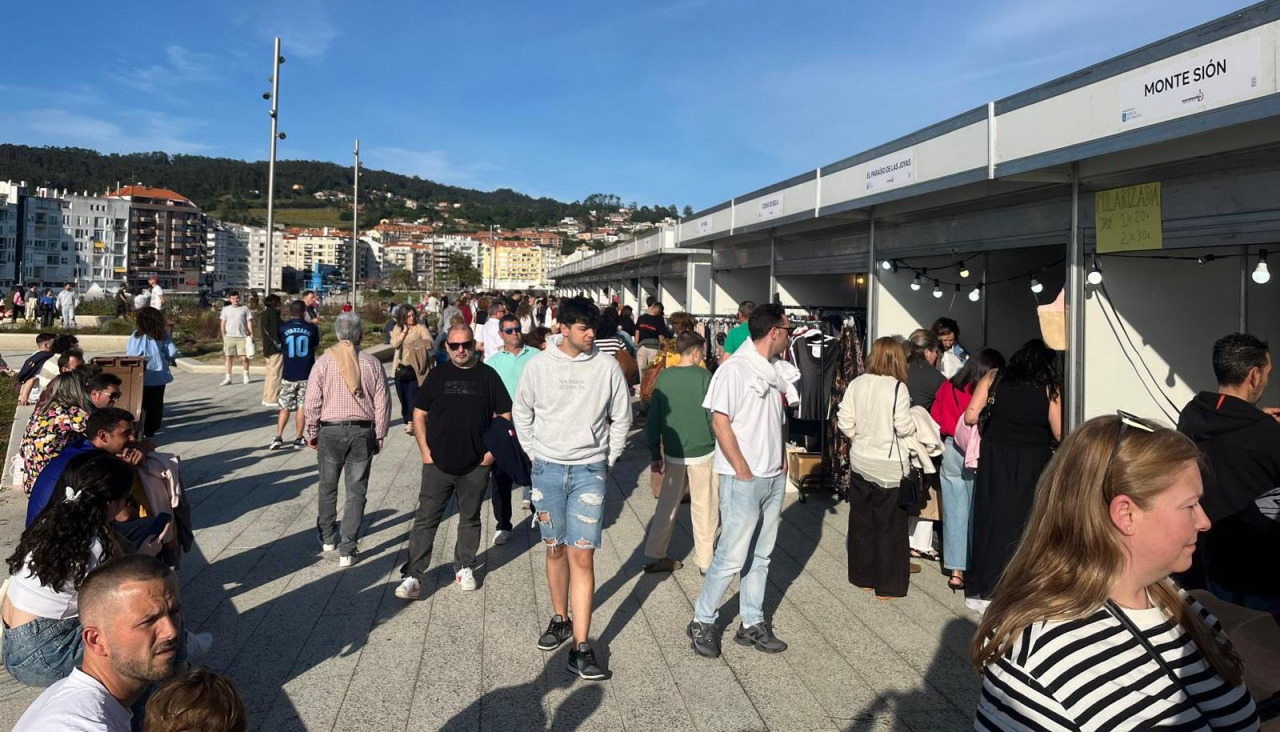 Vecinos y turistas visitando los puestos de este año
