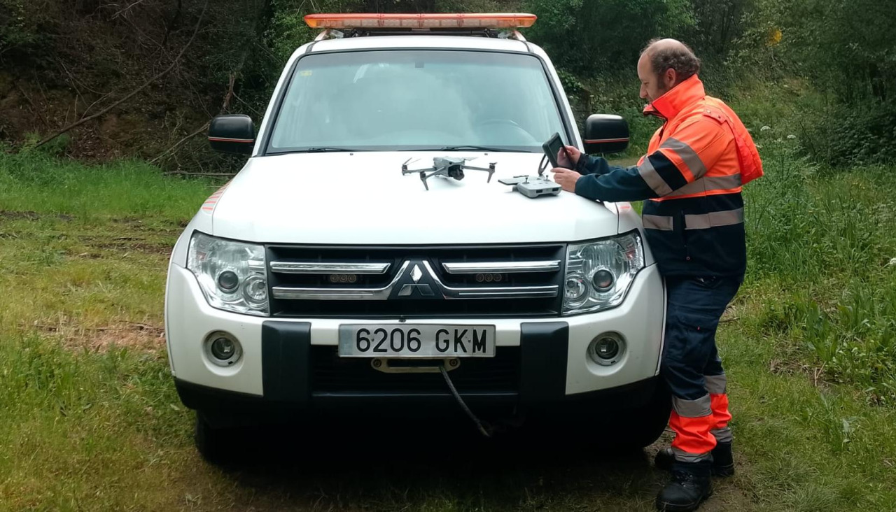 Efectivos de l agrupación de voluntarios de Protección Civil de A Pobra se sumaron desde las diez de la mañana con sus drones al dispositivo de búsqueda del desaparecido