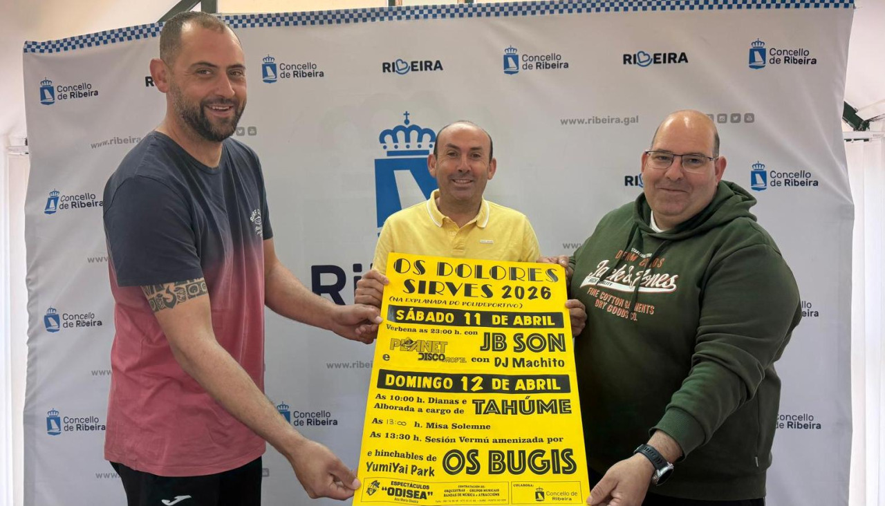 El concejal de Festexos, Fernando Abraldes, flanqueado por el vocal Aitor Riesco y el presidente José Martínez, presentó el cartel de las fiestas de Los Dolores de Sirves