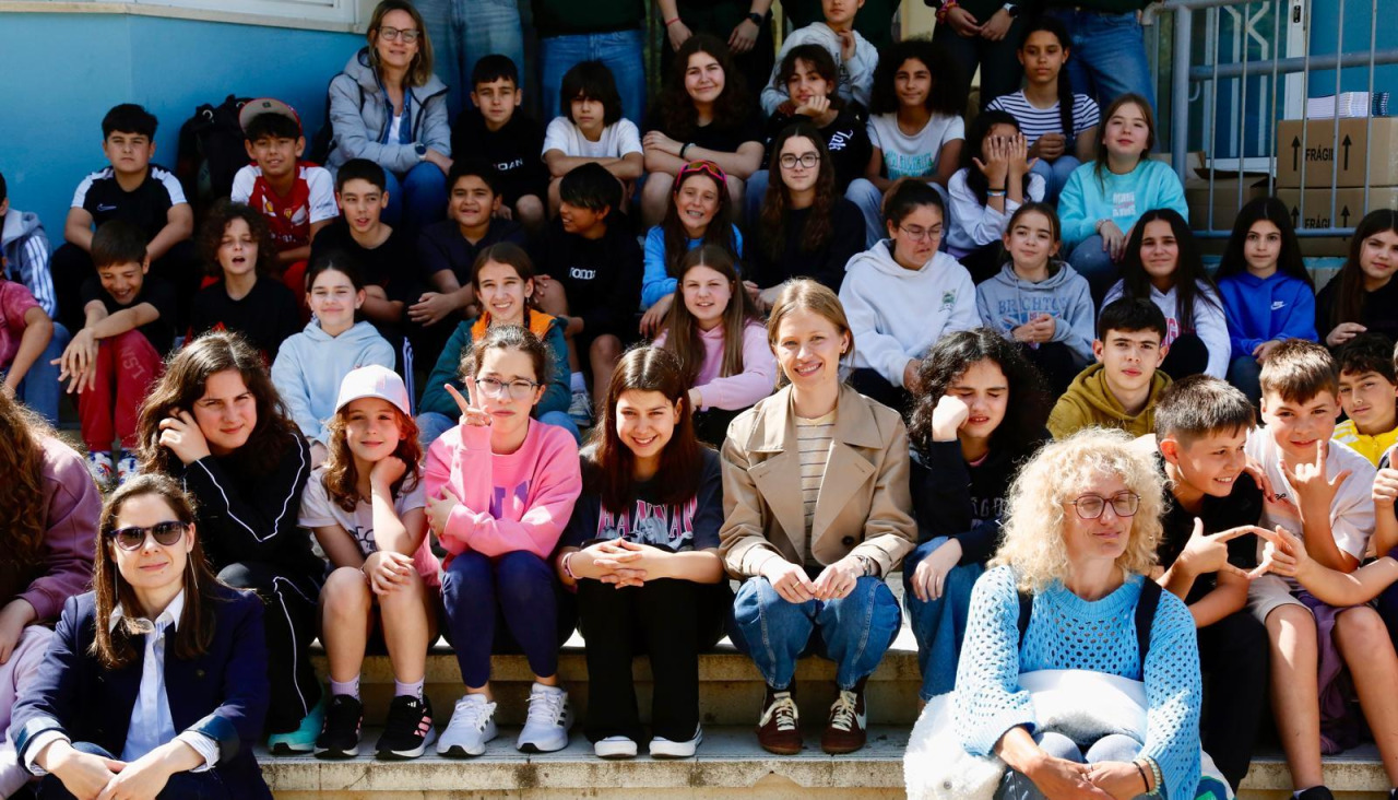 La directora xeral de Xuventude, Lara Meneses, acompañó ayer a los escolares