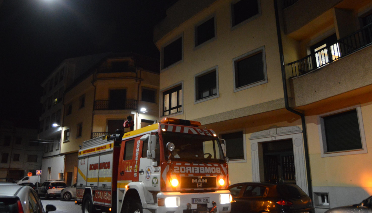 Los Bomberos de Ribeira ventilaron de manera natural el piso en el que se registraron el incendio y una densa humareda