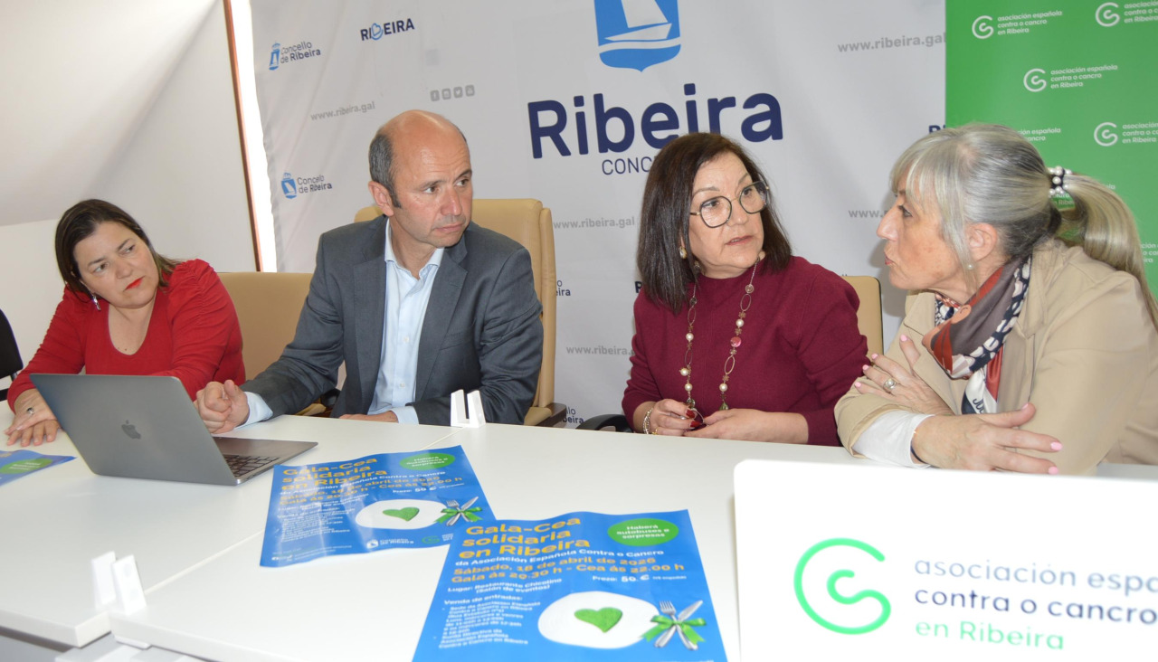 Susi Paz, Vicdente Mariño, María José Carreira y Ramona Paz comparecieron para dar cuenta de los detalles de la cena-gala solidaria de la junta local de Ribeira de la AECC