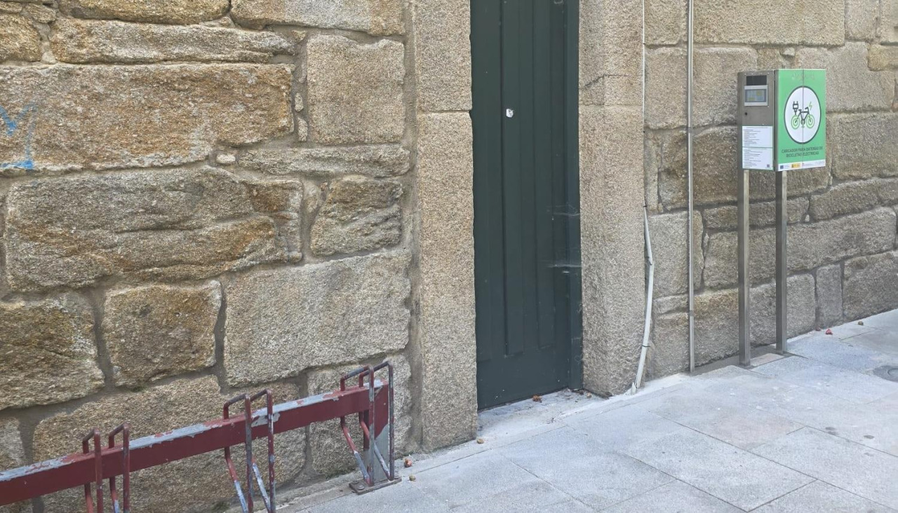 Uno de los cargadores para bicis eléctricas instalado en Cambados