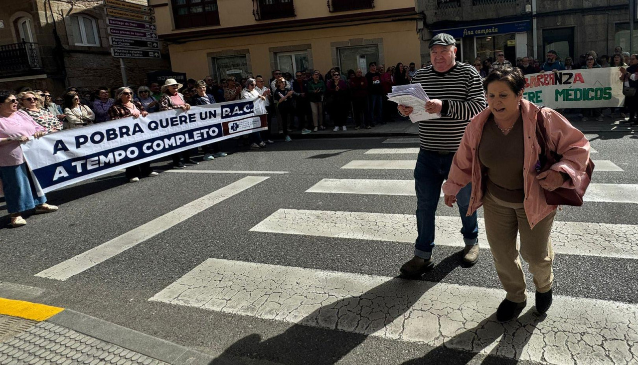 Representantes de los afectados por la falta de PAC de tarde en jornadas laborales en el centro de salud de A Pobra presentaron las más de 3.000 firmas en el registro general del consistorio pobrese