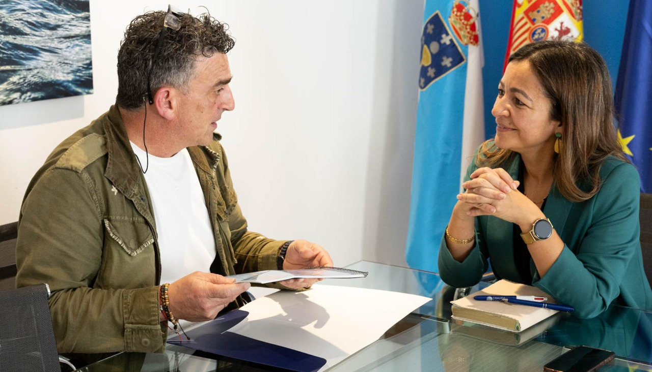 El presidente de la Asociaicón de Empresarios de Ribeira, Francisco Martínez, mantuvo una reunión con la conselleira do Mar, Marta Villaverde