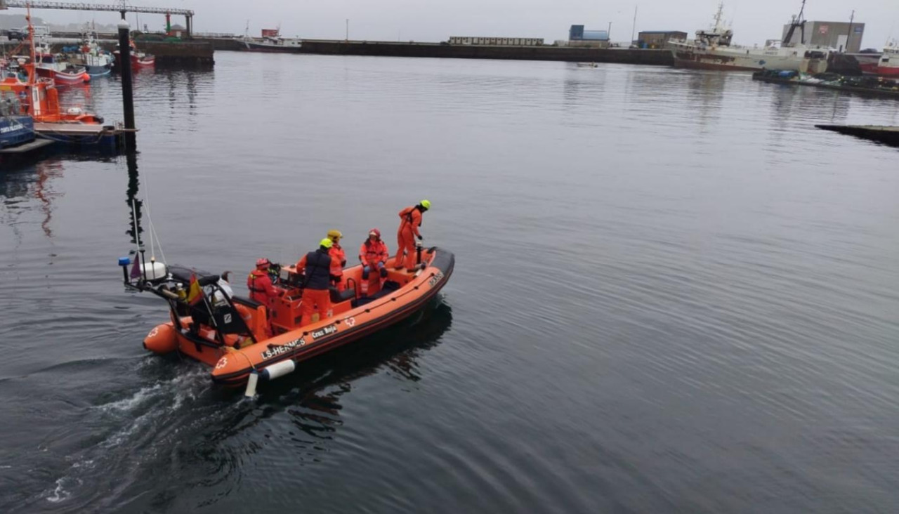 La lancha de Salvamento ‘LS Hermes’ de Cruz Roja trasladó los restos mortales hasta una rampa cercana