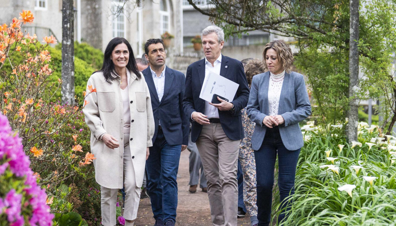 Alfonso Rueda con Luis López, Paula Prado y la portavoz del Partido Popular en Cuntis, Isabel Couselo