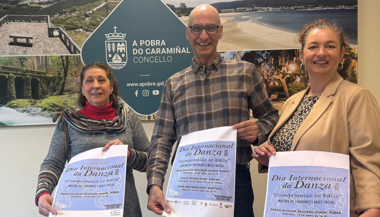 Francisco Muñiz, director del Taller Alecrín, acompañado, entre otrs personas por la concejala de Cultura, Patricia Lojo, presentó los carteles del evento