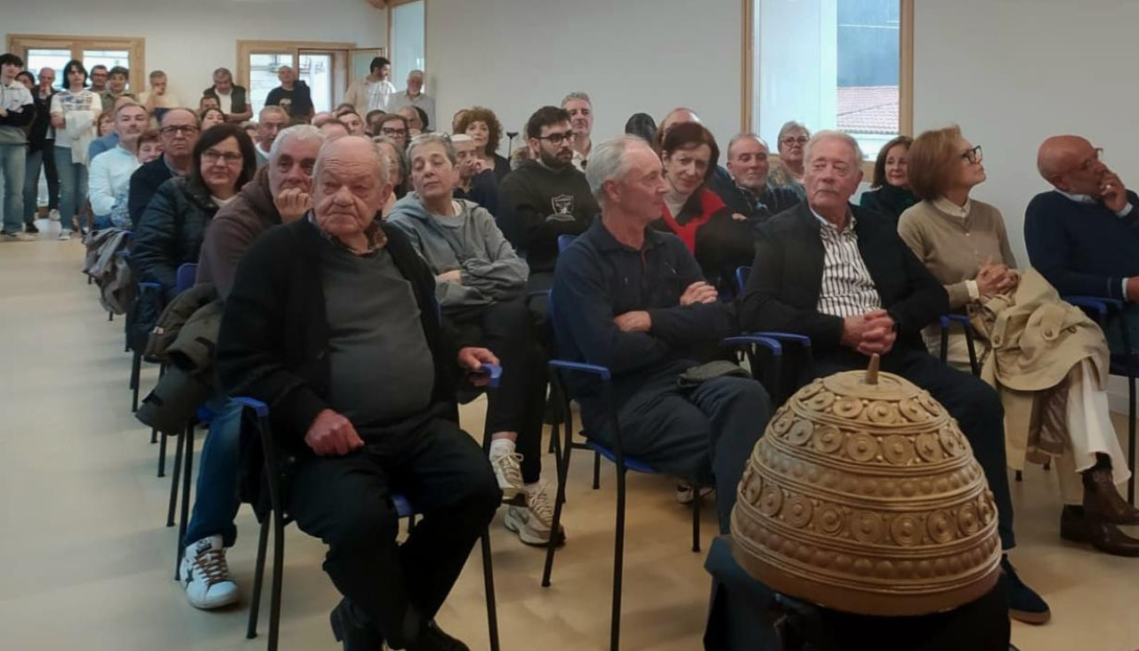 Más de un centenar de personas asistieron a la jornada celebrada en el Pazo de Martelo para honrar al vecino descubridor del casco de oro de Leiro