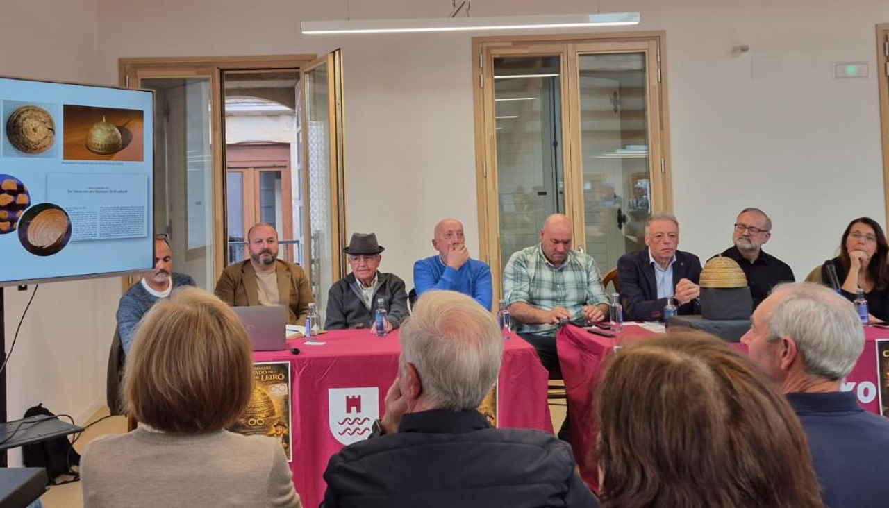 La jornada divulgativa contó con la participación de diversos ponentes que aportaron datos interesantes y curiosos relacionados con el hallazgo ocasional del casco de oro de Leiro y otras cuestiones